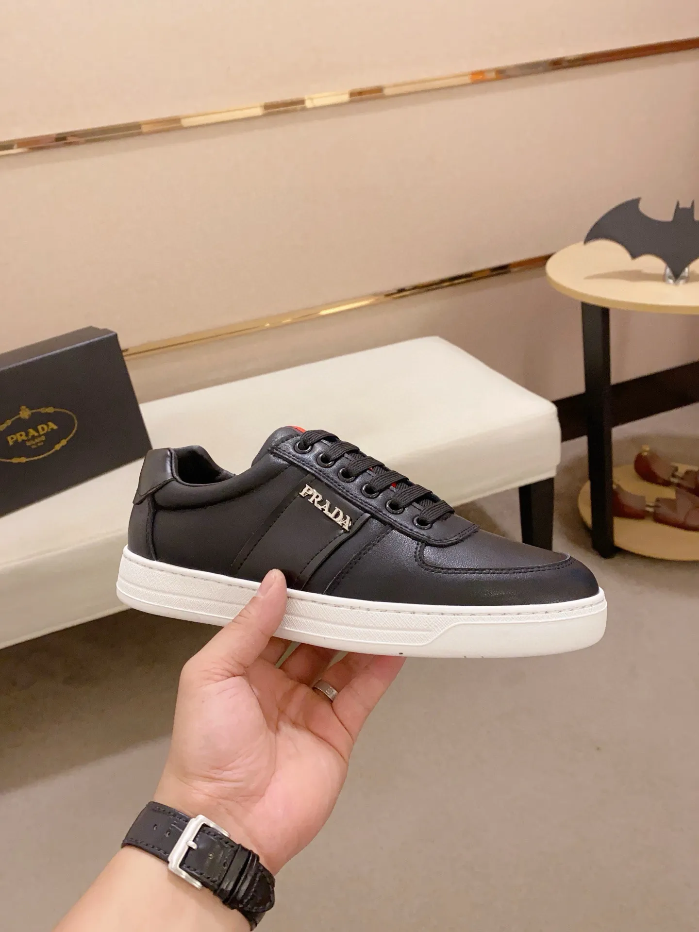 Men's shoes 💰: 440💰 [Prada～Prada] Trendy new models are on the market. Same style as the official website. Counter quality. Original matching. [Strong] [Strong] Selected first-layer cowhide fabric. Comfortable and breathable sheepskin lining, fine workmanship, upper layer made of 100% pure cowhide, original last shape, comfortable on the feet, shoe sizes 38 to 44